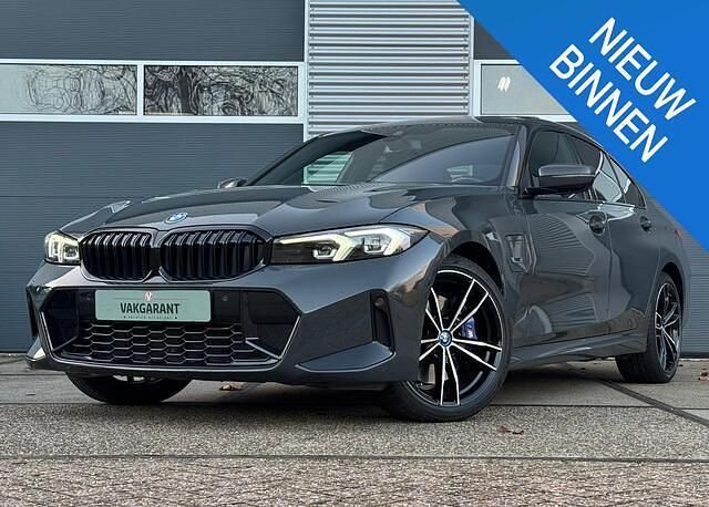 Grijs Gebruikt 2022 BMW 330 Executive Sedan | € 43.999 (Duur) - Afbeelding 1/4