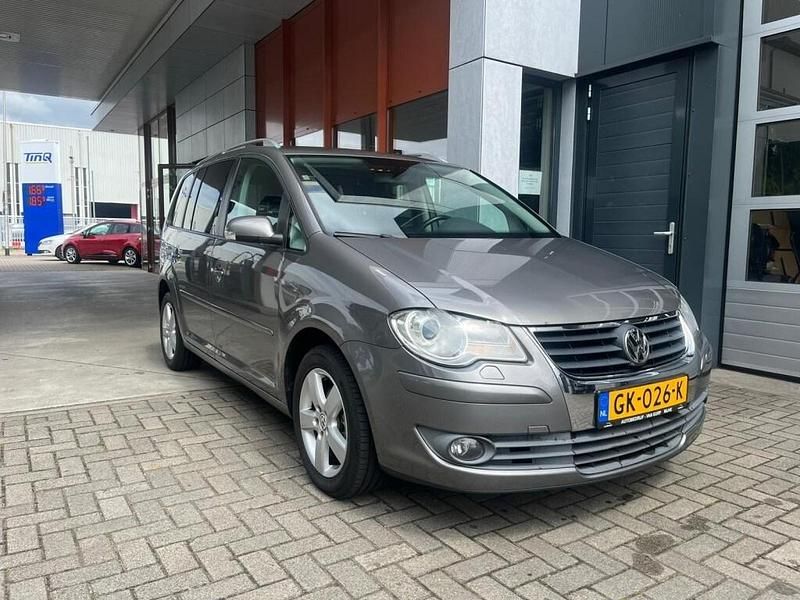 Grijs Gebruikt 2009 VW Touran Trendline MPV | € 4.945 (Eerlijke prijs) - Afbeelding 1/4