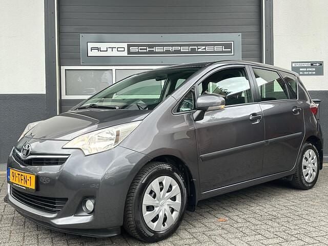 Grijs Gebruikt 2012 Toyota Verso-S MPV | € 5.945 (Eerlijke prijs) - Afbeelding 1/4