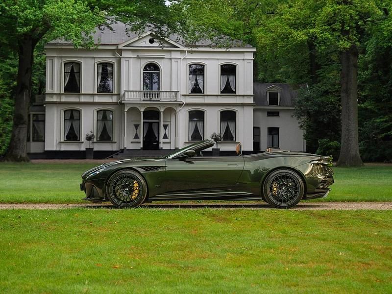 Groen Gebruikt 2024 Aston Martin DBS Cabriolet | € 545.000 - Afbeelding 1/4