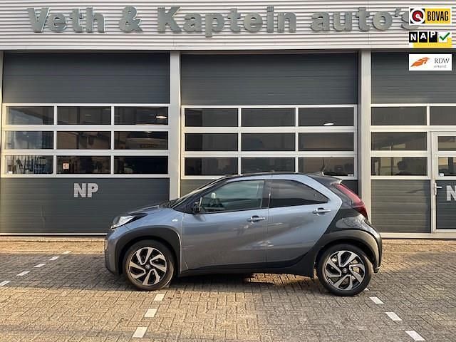 Grijs Gebruikt 2024 Toyota Aygo Pulse Hatchback | € 20.950 (Iets duurder) - Afbeelding 1/4