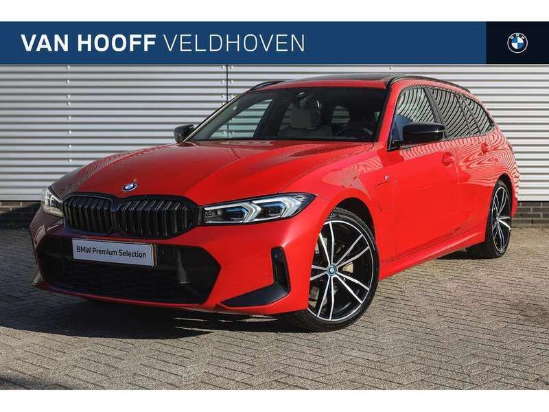 Rood, metallic lak Gebruikt 2023 BMW 320 M Sport Stationwagen | € 42.450 (Iets duurder) - Afbeelding 1/4