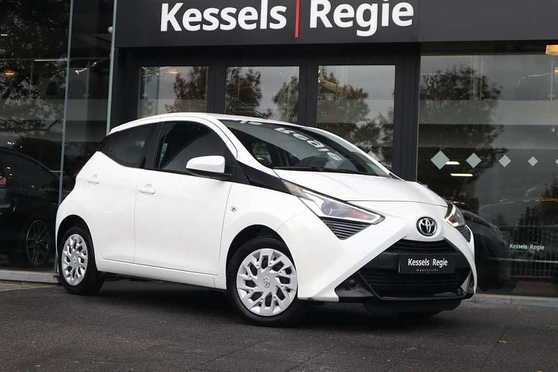 Wit Gebruikt 2022 Toyota Aygo X-play Hatchback | € 12.950 (Super prijs) - Afbeelding 1/4