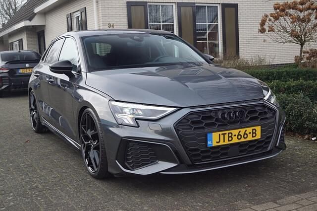 Occasion Audi A3 Sportback S-Line 245 PK (180 kW) 2022 Grijs (metallic) Hatchback