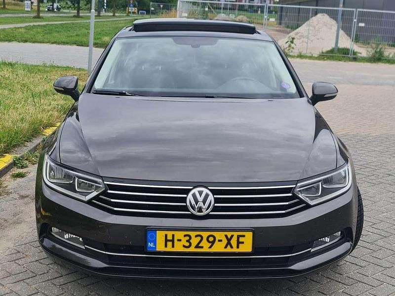 Bruin Gebruikt 2015 VW Passat Highline Sedan | € 10.449 (Goede deal) - Afbeelding 1/4