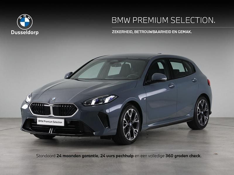 Grijs, metallic lak Gebruikt 2024 BMW 120 Comfort Edition Hatchback | € 33.950 (Goede deal) - Afbeelding 1/4