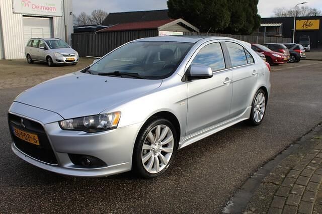 Grijs (metallic) Gebruikt 2011 Mitsubishi Lancer Sportback Intense Hatchback | € 6.995 (Eerlijke prijs) - Afbeelding 1/4