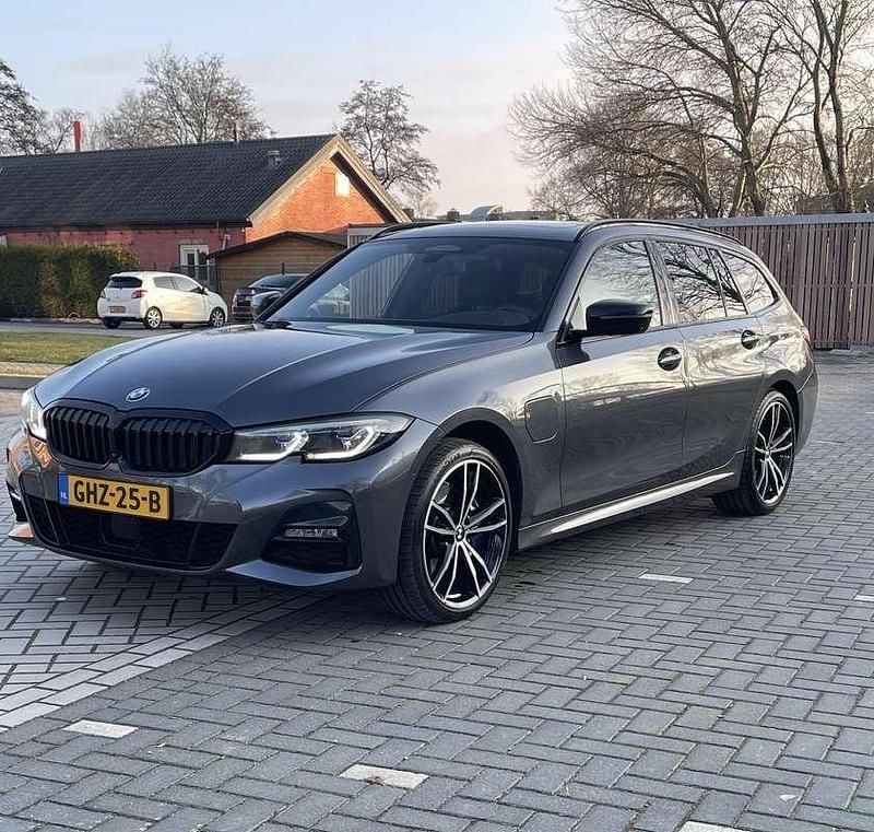 Grijs Occasion 2021 BMW 330e Executive Stationwagen | € 25.950 (Eerlijke prijs) - Afbeelding 1/4