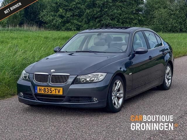 Grijs Gebruikt 2005 BMW 325 Sedan | € 7.990 (Eerlijke prijs) - Afbeelding 1/4