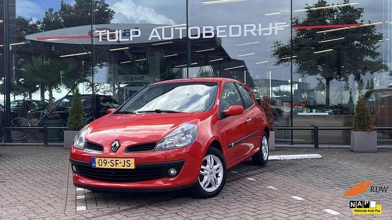 Rood Gebruikt 2005 Renault Clio II Dynamique Hatchback | € 4.490 (Eerlijke prijs) - Afbeelding 1/4