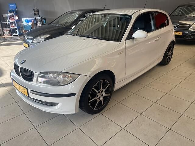 Wit Gebruikt 2009 BMW 116 Hatchback | € 3.999 (Eerlijke prijs) - Afbeelding 1/4