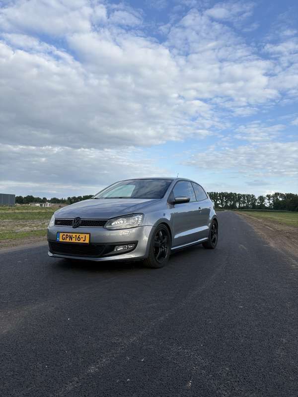 Grijs Gebruikt 2010 VW Polo Highline Hatchback | € 7.650 (Duur) - Afbeelding 1/4