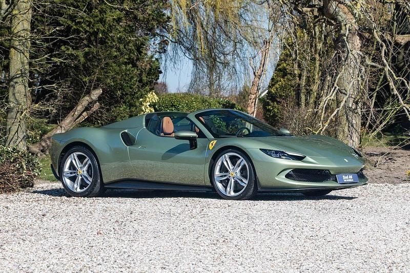 Groen Gebruikt 2025 Ferrari 296 Cabriolet | € 425.000 - Afbeelding 1/4