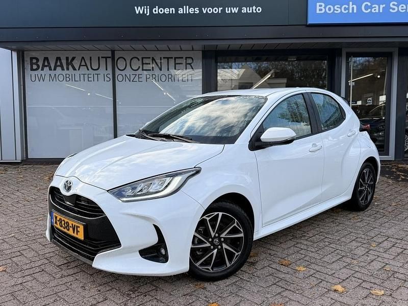 Wit Occasion 2024 Toyota Yaris Hatchback | € 21.950 (Goede deal) - Afbeelding 1/4