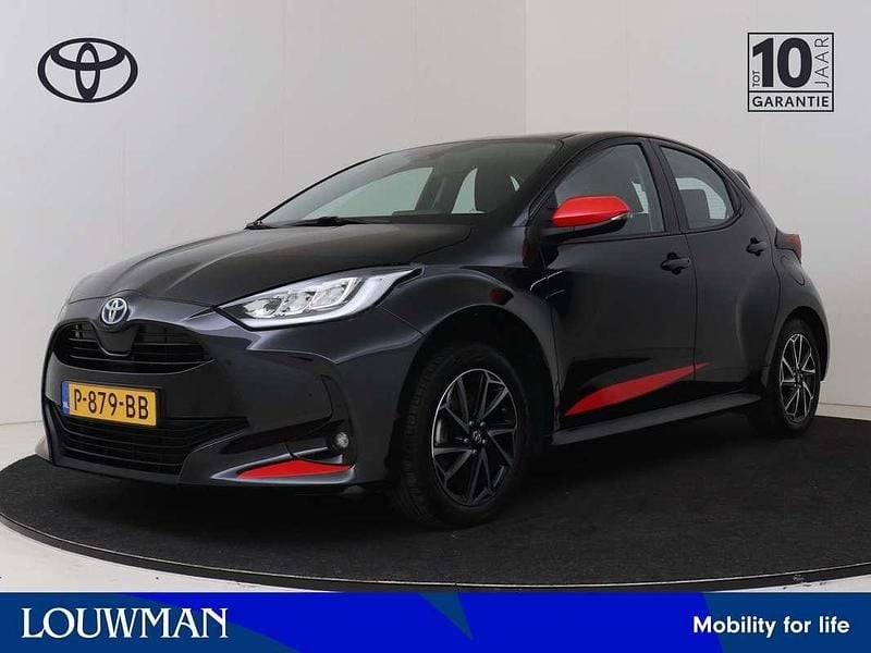 Zwart Gebruikt 2022 Toyota Yaris Hybrid Hatchback | € 19.245 (Eerlijke prijs) - Afbeelding 1/3