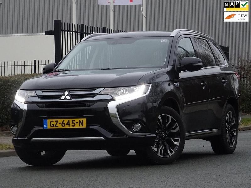 Zwart Occasion 2015 Mitsubishi Outlander P-HEV Edition SUV | € 10.999 (Eerlijke prijs) - Afbeelding 1/4