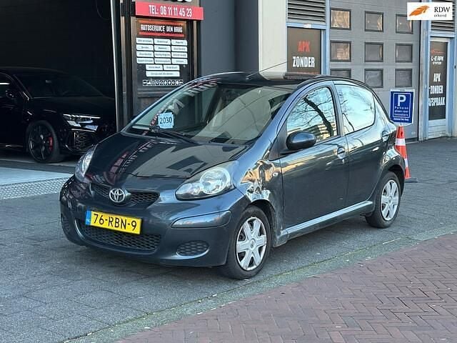 Grijs Gebruikt 2009 Toyota Aygo Hatchback | € 1.650 (Super prijs) - Afbeelding 1/4