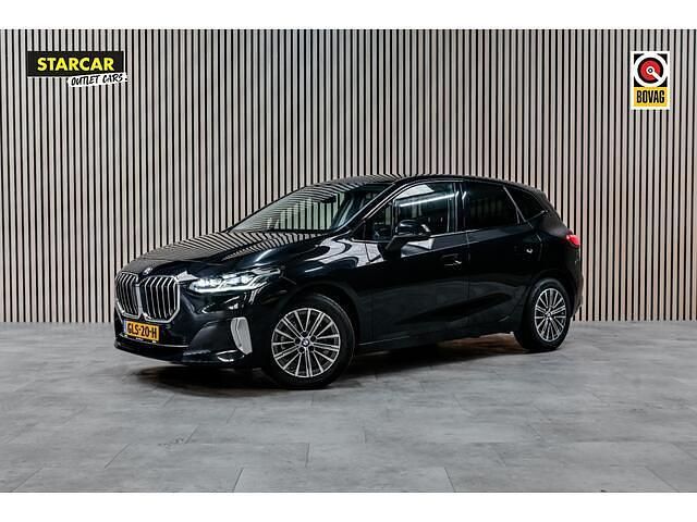 Zwart (metallic) Gebruikt 2022 BMW 218 Comfort Edition Stationwagen | € 27.750 (Eerlijke prijs) - Afbeelding 1/4