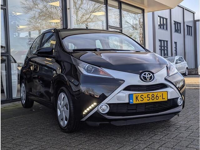 Occasion Toyota Aygo X-play 69 PK (50 kW) 2016 Zwart Hatchback