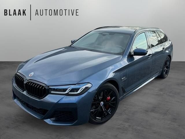 Grijs Gebruikt 2023 BMW 530e M Sport Stationwagen | € 46.990 (Goede deal) - Afbeelding 1/4