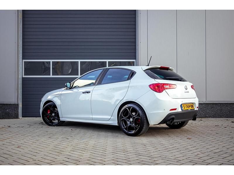 Occasion Alfa Romeo Giulietta Quadrifoglio Verde 241 PK (177 kW) 2014 Wit Hatchback