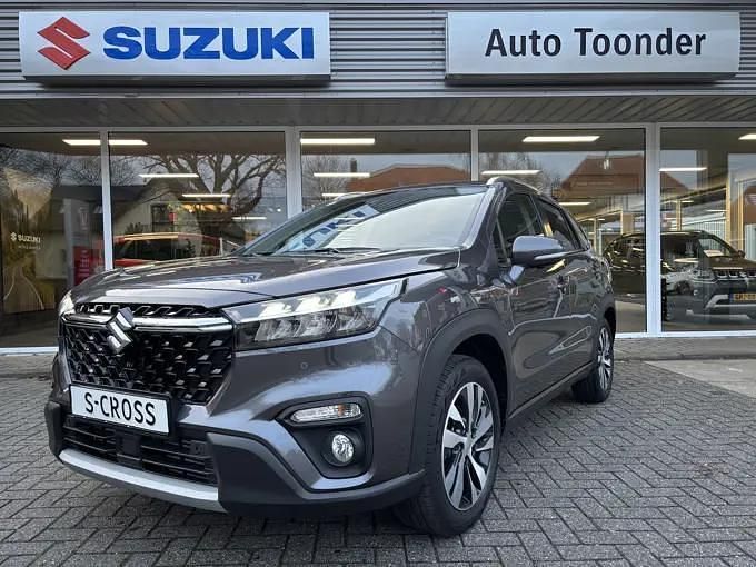 Grijs (metallic) Gebruikt 2024 Suzuki SX4 S-Cross Style SUV | € 27.900 - Afbeelding 1/4
