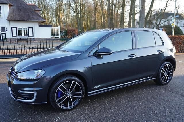 Zwart (metallic) Gebruikt 2015 VW Golf VII GTE Hatchback | € 13.900 (Eerlijke prijs) - Afbeelding 1/4