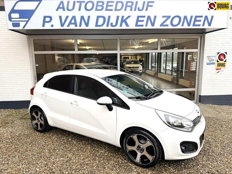 Wit Occasion 2014 Kia Rio Hatchback | € 8.750 (Eerlijke prijs) - Afbeelding 1/4
