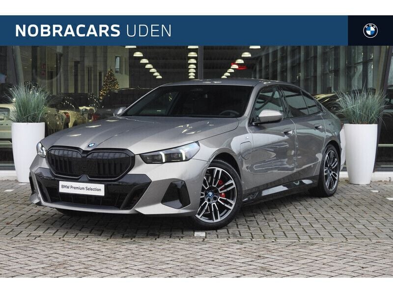 Grijs Gebruikt 2024 BMW 530e Executive Sedan | € 69.950 - Afbeelding 1/4