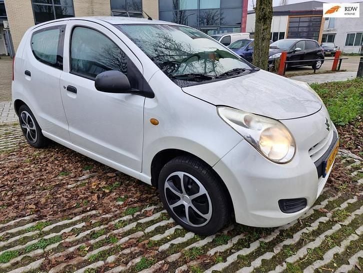 Wit (metallic) Gebruikt 2010 Suzuki Alto Hatchback | € 1.999 (Goede deal) - Afbeelding 1/4