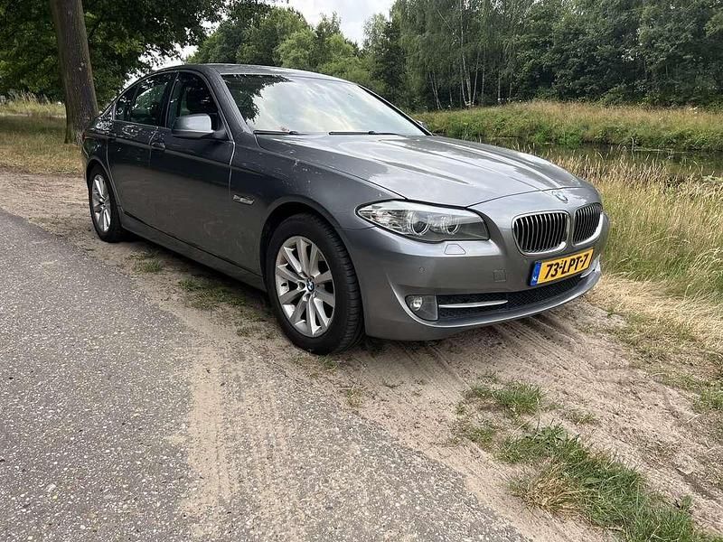 Grijs Gebruikt 2010 BMW 523 Executive Sedan | € 7.500 (Eerlijke prijs) - Afbeelding 1/4