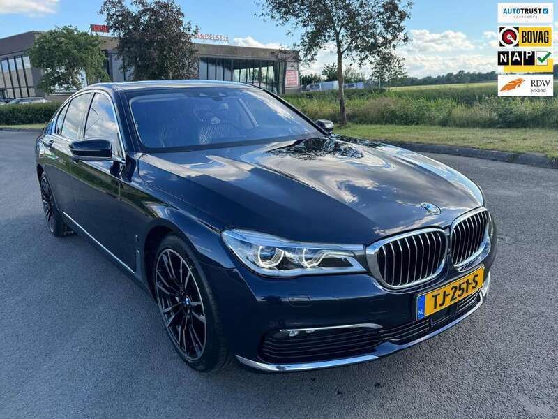 Blauw, metallic lak Gebruikt 2018 BMW 740 Executive Sedan | € 36.950 (Goede deal) - Afbeelding 1/4