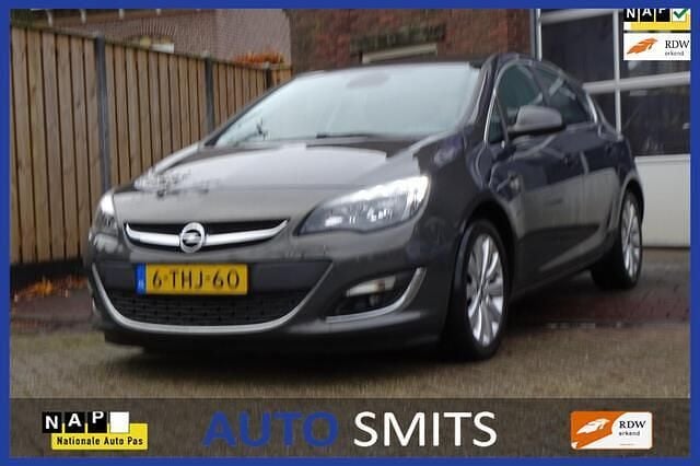 Grijs (metallic) Gebruikt 2014 Opel Astra Cosmo Hatchback | € 6.450 (Eerlijke prijs) - Afbeelding 1/4