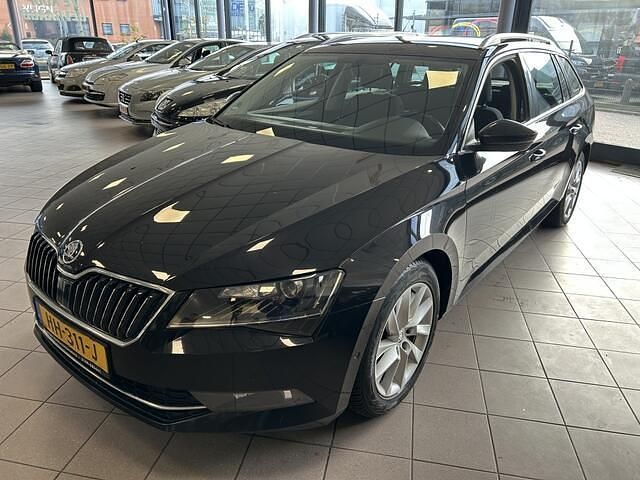 Zwart (metallic) Occasion 2015 Skoda Superb Style Stationwagen | € 7.950 - Afbeelding 1/3