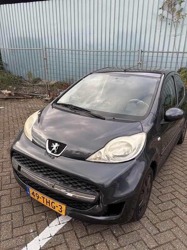Grijs Gebruikt 2012 Peugeot 107 Sportium Hatchback | € 2.000 (Goede deal) - Afbeelding 1/4