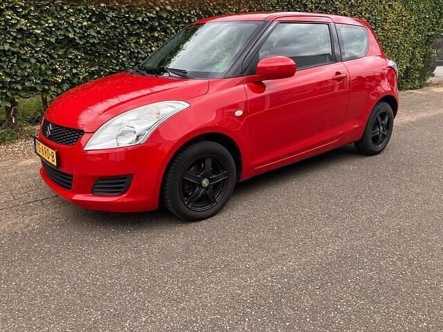 Rood Gebruikt 2013 Suzuki Swift Club Hatchback | € 6.885 (Iets duurder) - Afbeelding 1/4