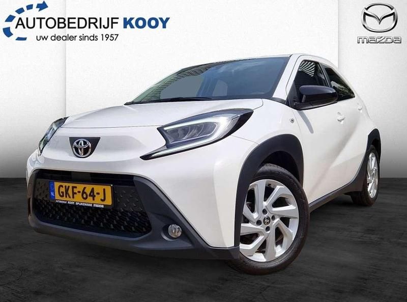 Wit, metallic lak Gebruikt 2023 Toyota Aygo Active Hatchback | € 16.800 (Goede deal) - Afbeelding 1/4