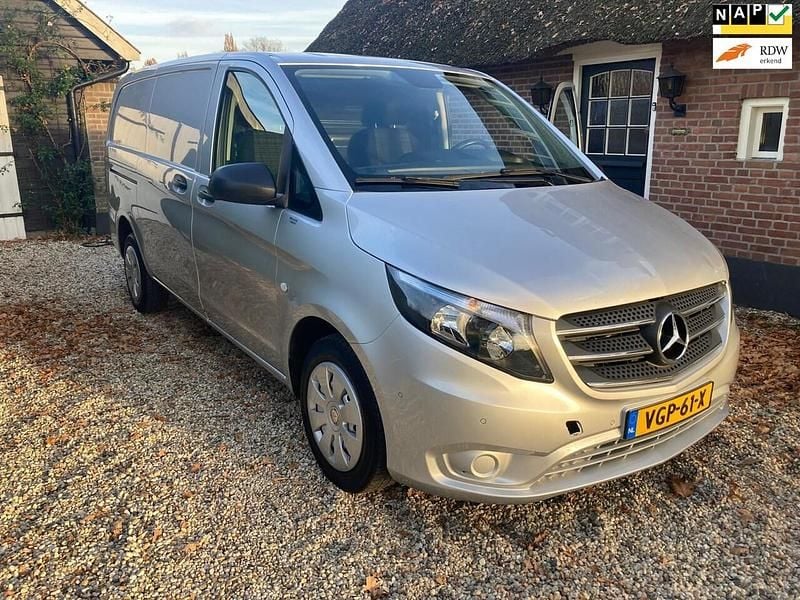 Grijs (metallic) Gebruikt 2020 Mercedes Vito Sedan | € 15.000 (Eerlijke prijs) - Afbeelding 1/4