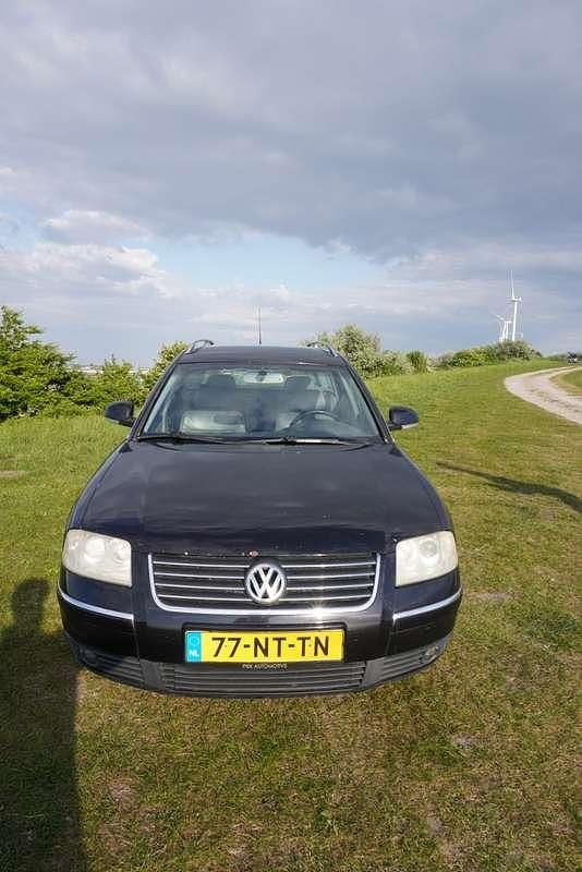 Zwart Gebruikt 2004 VW Passat Highline Stationwagen | € 4.000 (Duur) - Afbeelding 1/4