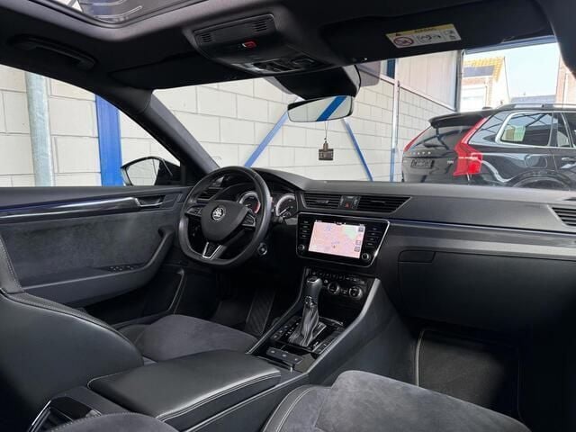 Wit Gebruikt 2018 Skoda Superb SportLine Stationwagen | € 19.995 (Goede deal) - Afbeelding 1/4