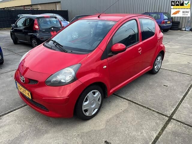 Rood Occasion 2010 Toyota Aygo Comfort Hatchback | € 2.250 (Super prijs) - Afbeelding 1/4