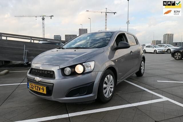 Grijs Gebruikt 2012 Chevrolet Aveo LS Hatchback | € 2.495 (Eerlijke prijs) - Afbeelding 1/4