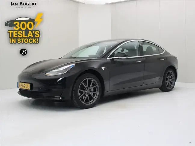 Zwart, metallic lak Gebruikt 2020 Tesla Model 3 Standard Range Sedan | € 18.400 (Goede deal) - Afbeelding 1/4