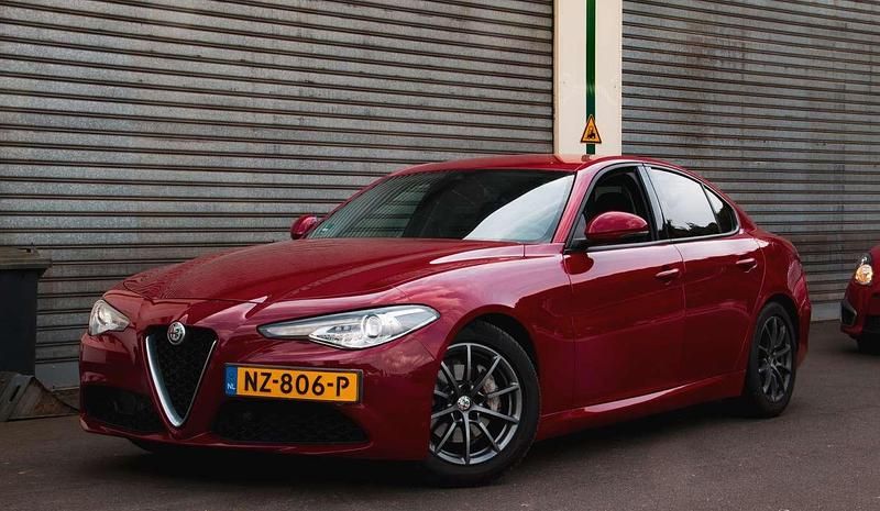 Rood Gebruikt 2017 Alfa Romeo Giulia Super Sedan | € 17.500 (Eerlijke prijs) - Afbeelding 1/4