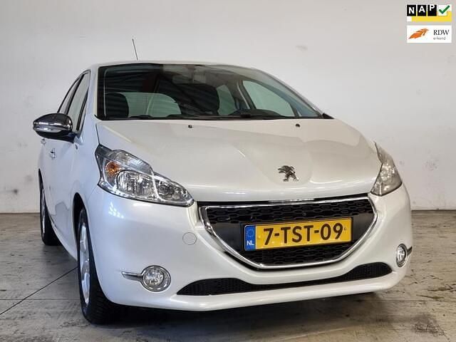 Wit Gebruikt 2014 Peugeot 208 Style Hatchback | € 2.990 (Eerlijke prijs) - Afbeelding 1/4