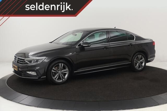 Grijs Gebruikt 2020 VW Passat R-line Sedan | € 21.900 (Eerlijke prijs) - Afbeelding 1/4