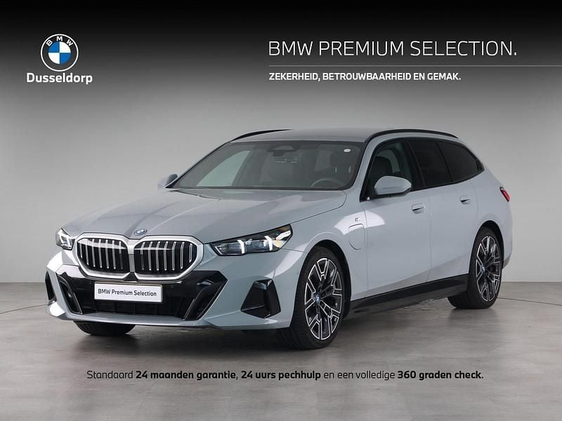 Grijs Gebruikt 2025 BMW 530e M Sport Stationwagen | € 67.950 - Afbeelding 1/4