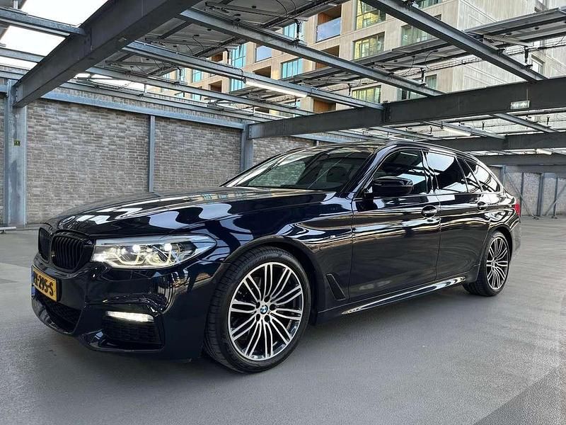 Zwart Occasion 2017 BMW 520 M Sport Stationwagen | € 21.900 (Eerlijke prijs) - Afbeelding 1/4