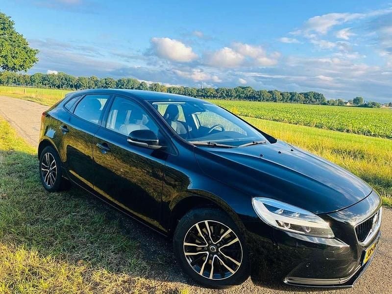 Zwart Gebruikt 2017 Volvo V40 Stationwagen | € 11.650 (Super prijs) - Afbeelding 1/4