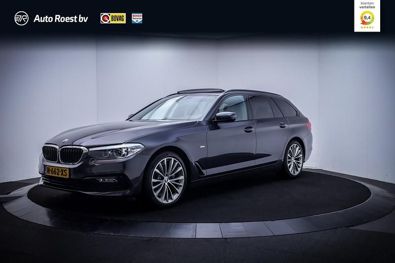 Grijs Gebruikt 2022 BMW 520 Sport Line Stationwagen | € 24.025 - Afbeelding 1/4